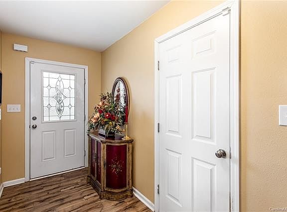 4th image of 2866 Meadow Creek Dr