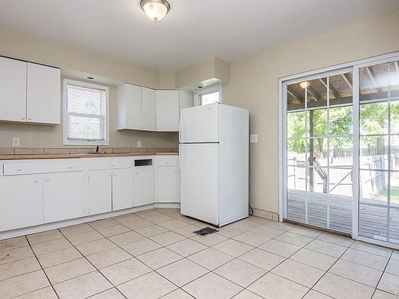3rd image of 1074 Lakeview St