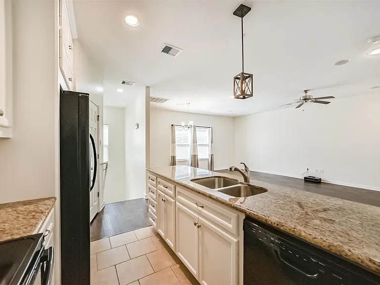 5305 Avenue J — Photo 10