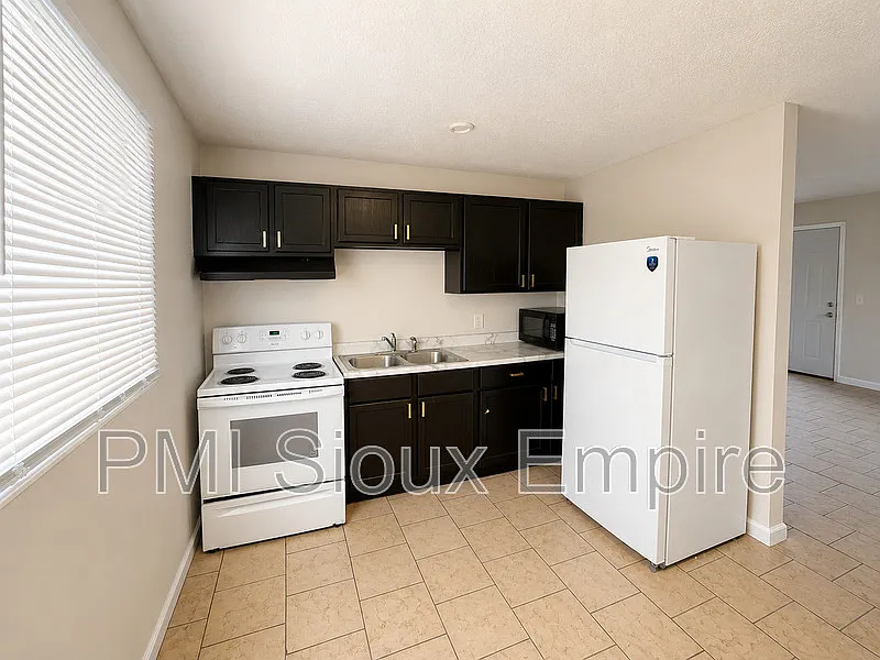 705 W 18th St #1