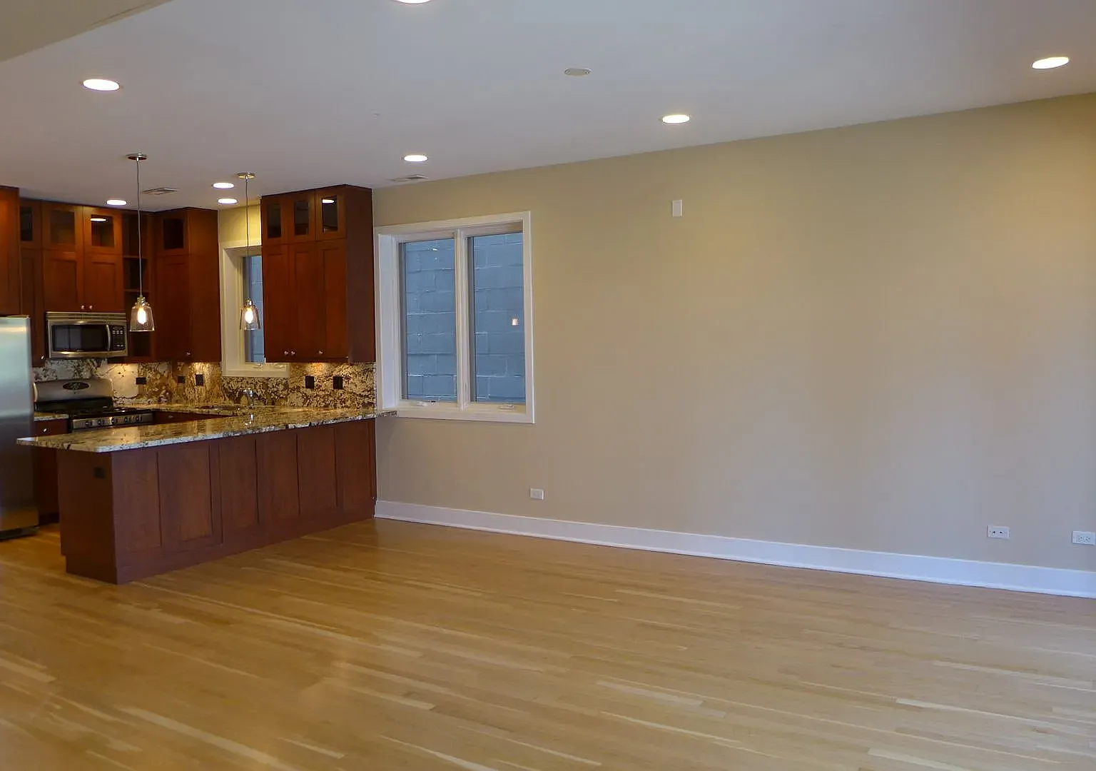 2 bed, 2.5 bath, 1350 sqft, $2,800 — Photo 2