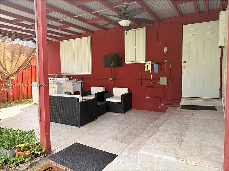 2435 Wilson St — Photo 18