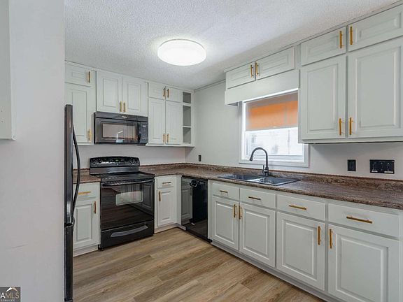 4th image of 3230 Halifax Dr