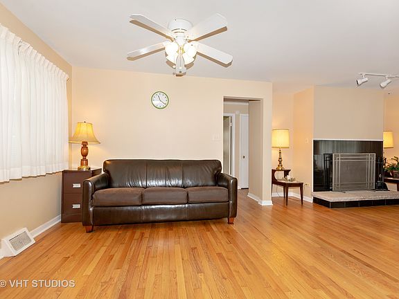 3rd image of 8817 Natoma Ave