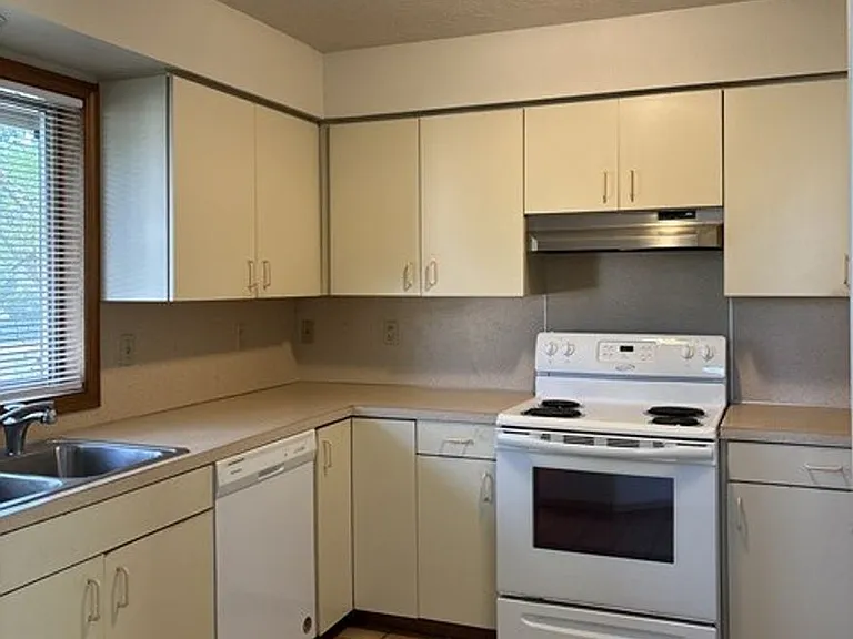 1370 Ferry St SE — Photo 10