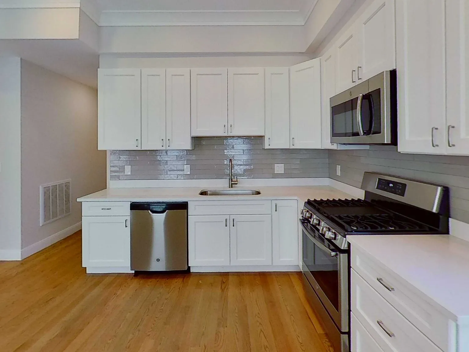 3 bed, $4,375 — Photo 2