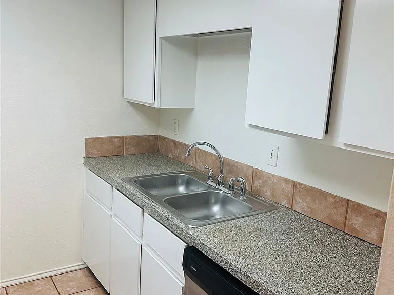 2401 Leon St #307 — Photo 7