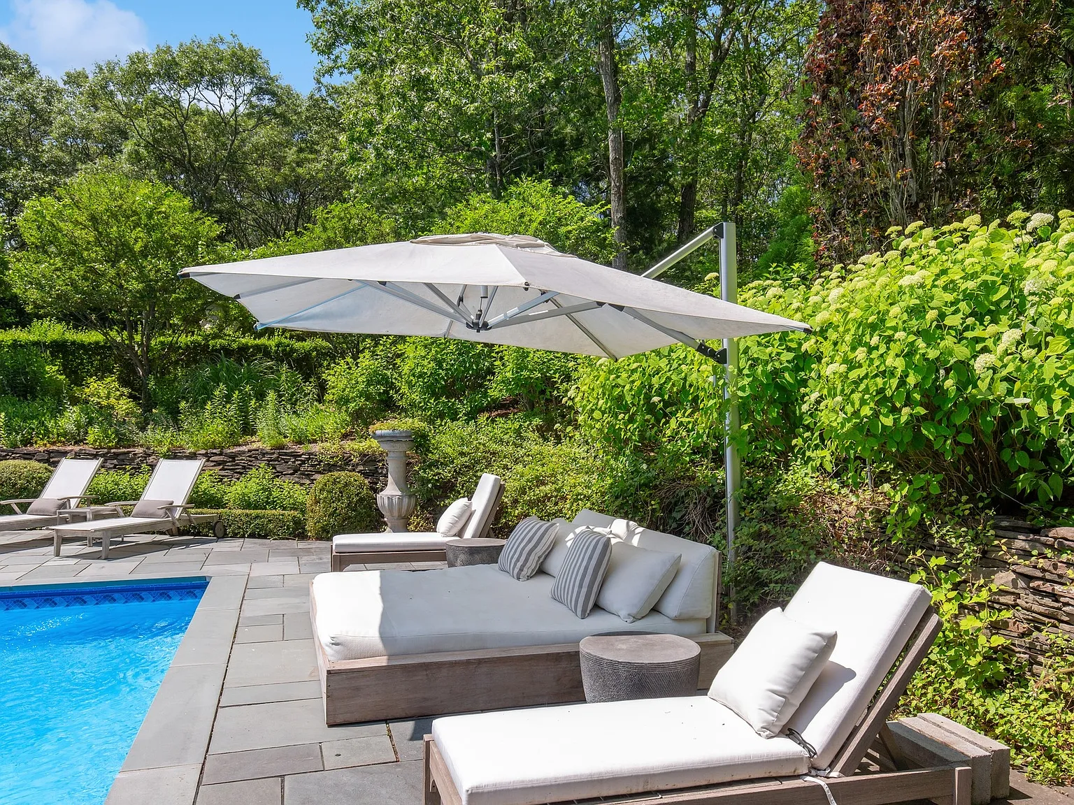 Your Dream Hamptons Retreat: 6 Bedrooms, Pool and Tennis Court — Photo 3
