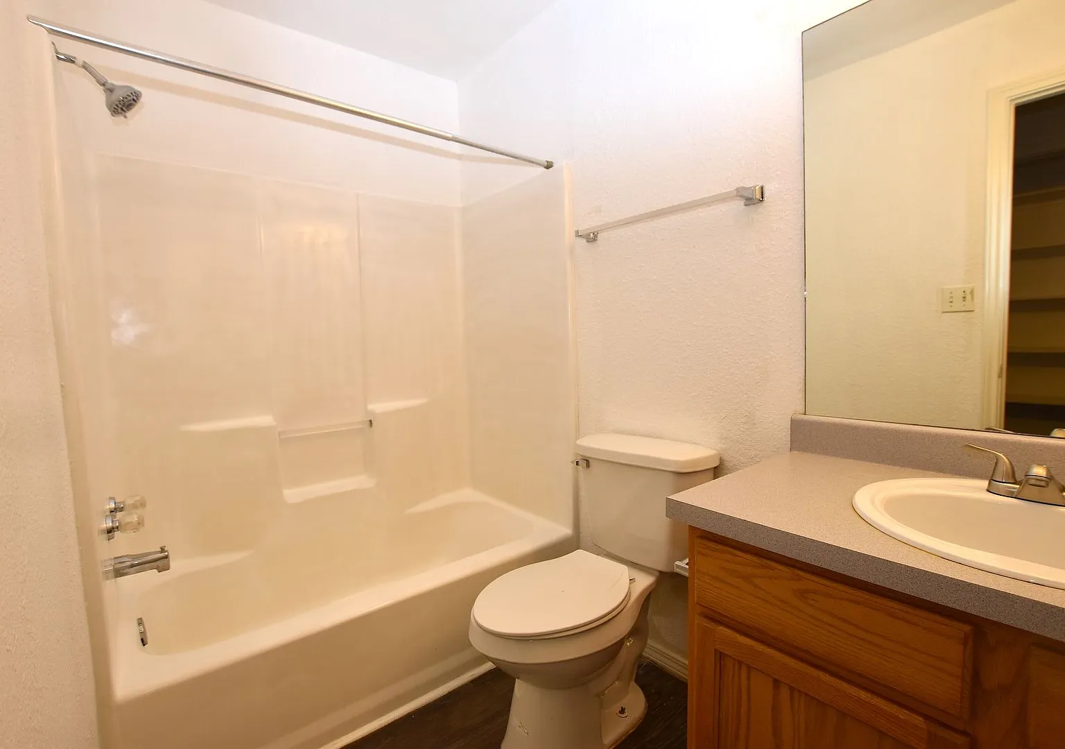 Great 3/2.5/2 Duplex near Texas State Campus and downtown — Photo 2