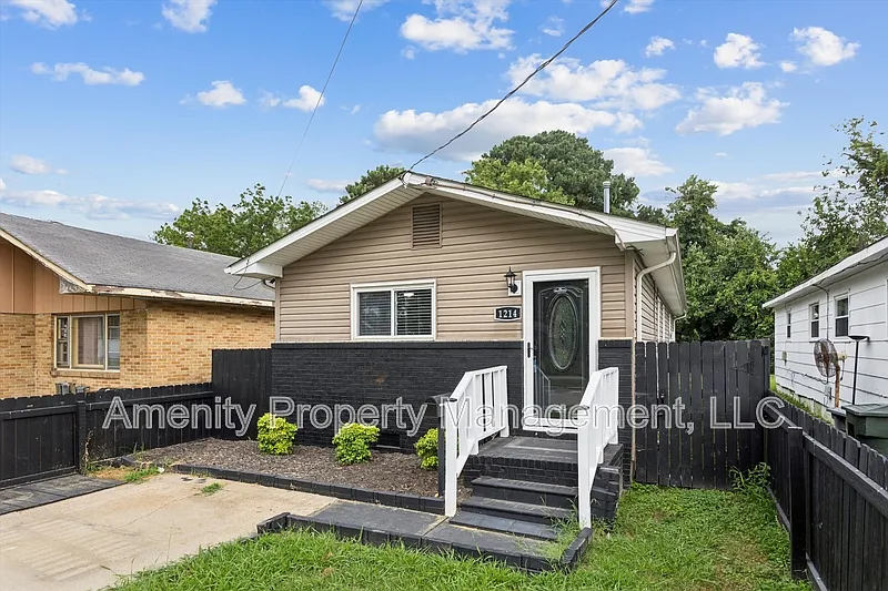3 bed, 1.0 bath, 818 sqft, $1,600 — Photo 3
