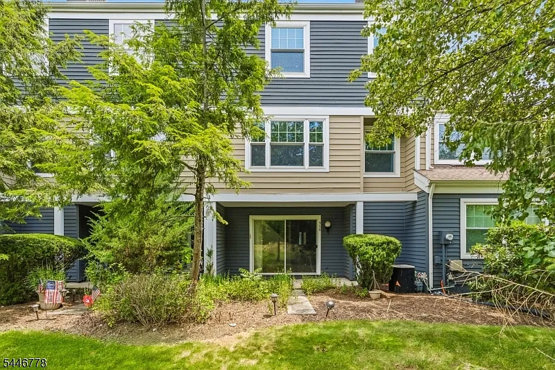 3 bed, 4.0 bath, 2400 sqft, $4,000 — Photo 2