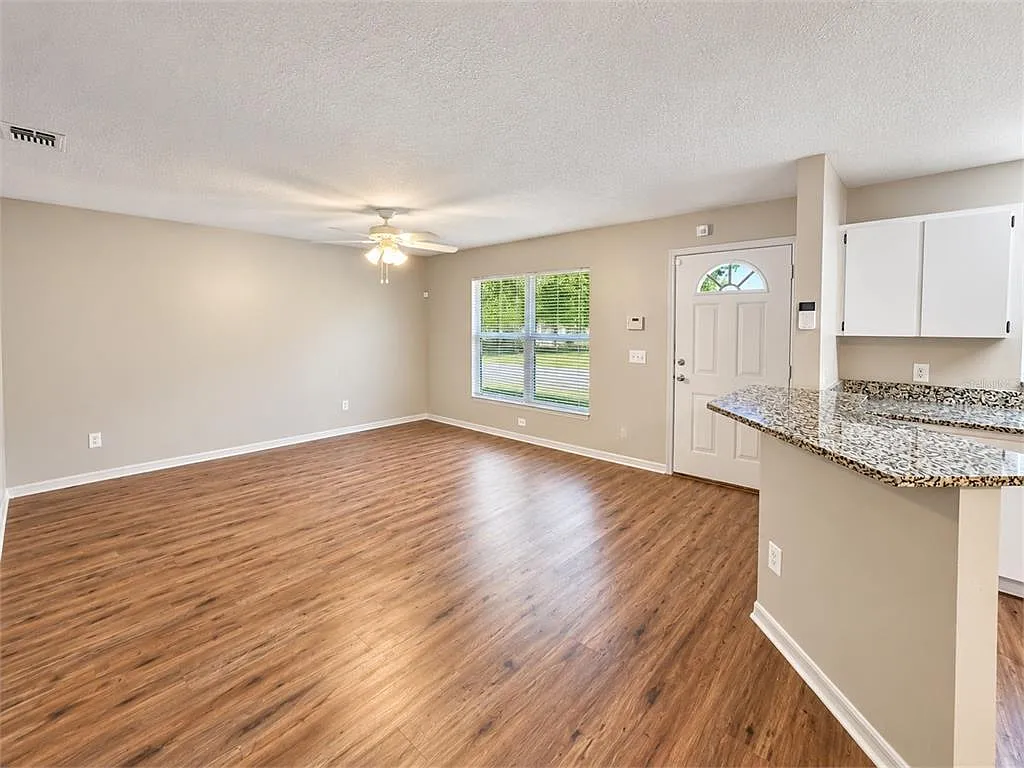 3 bed, 2.0 bath, 1200 sqft, $1,890 — Photo 4