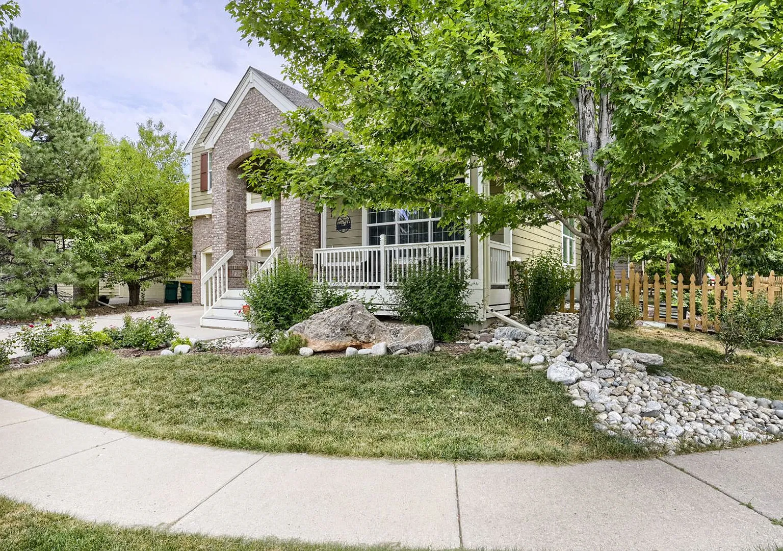 Stunning 4 bed, 4 bath on Corner Lot! Available Mid-August! — Photo 3