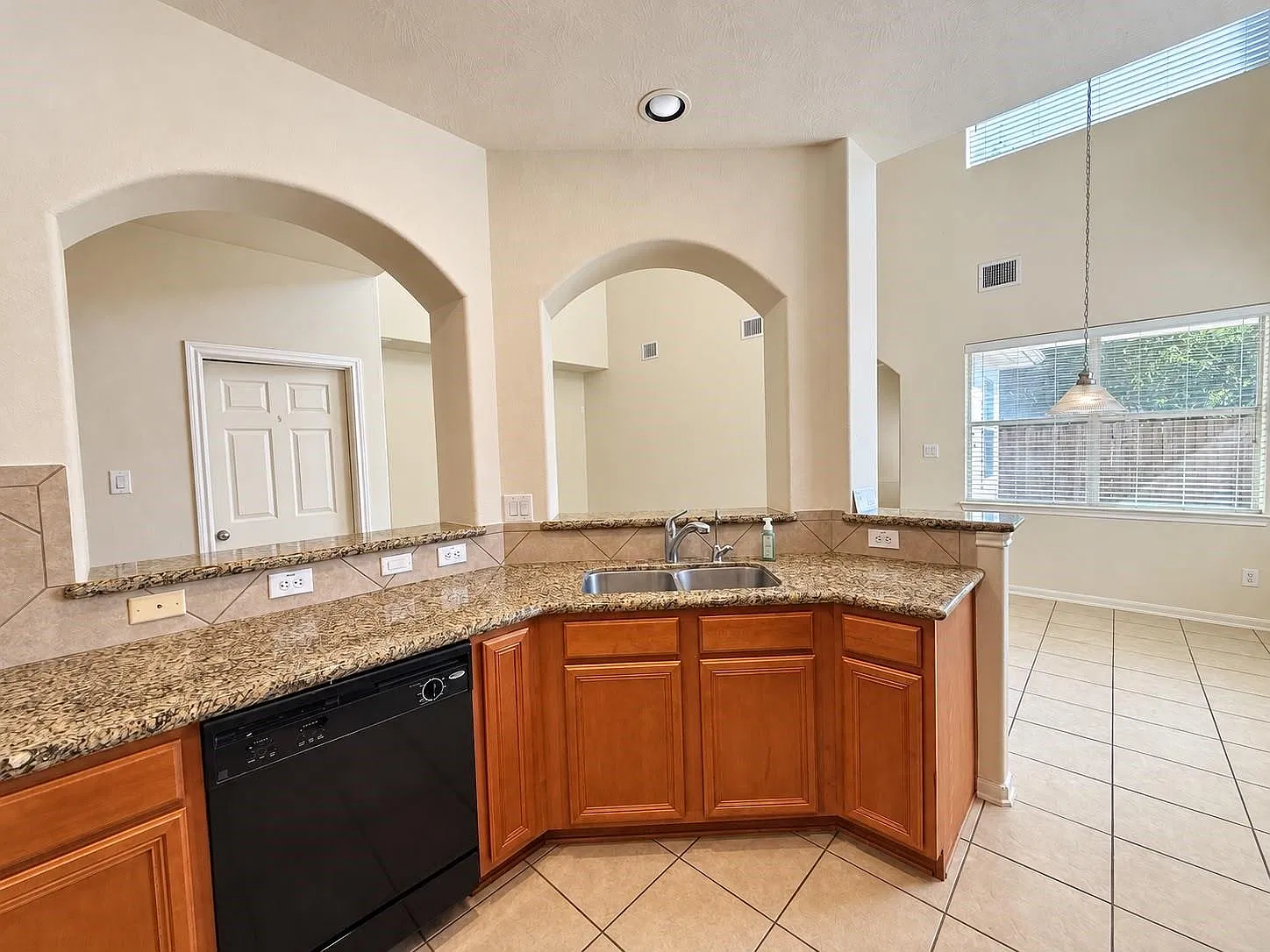 3 bed, 2.5 bath, 2729 sqft, $2,300 — Photo 3