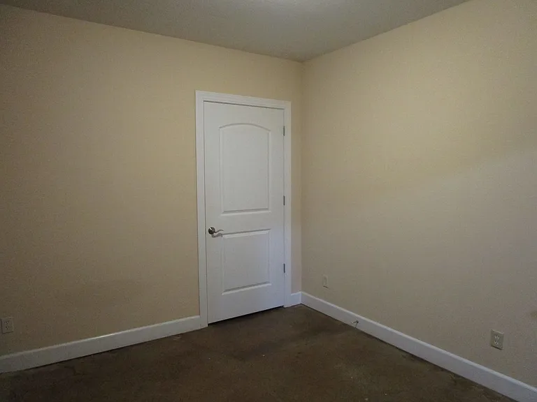 810 E Broadway — Photo 10