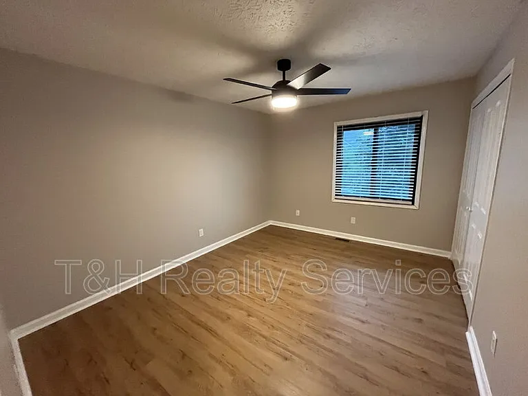 233 Boulder Ct — Photo 13