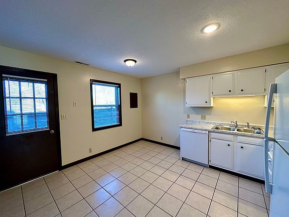 3rd image of 110 Elleta St #7