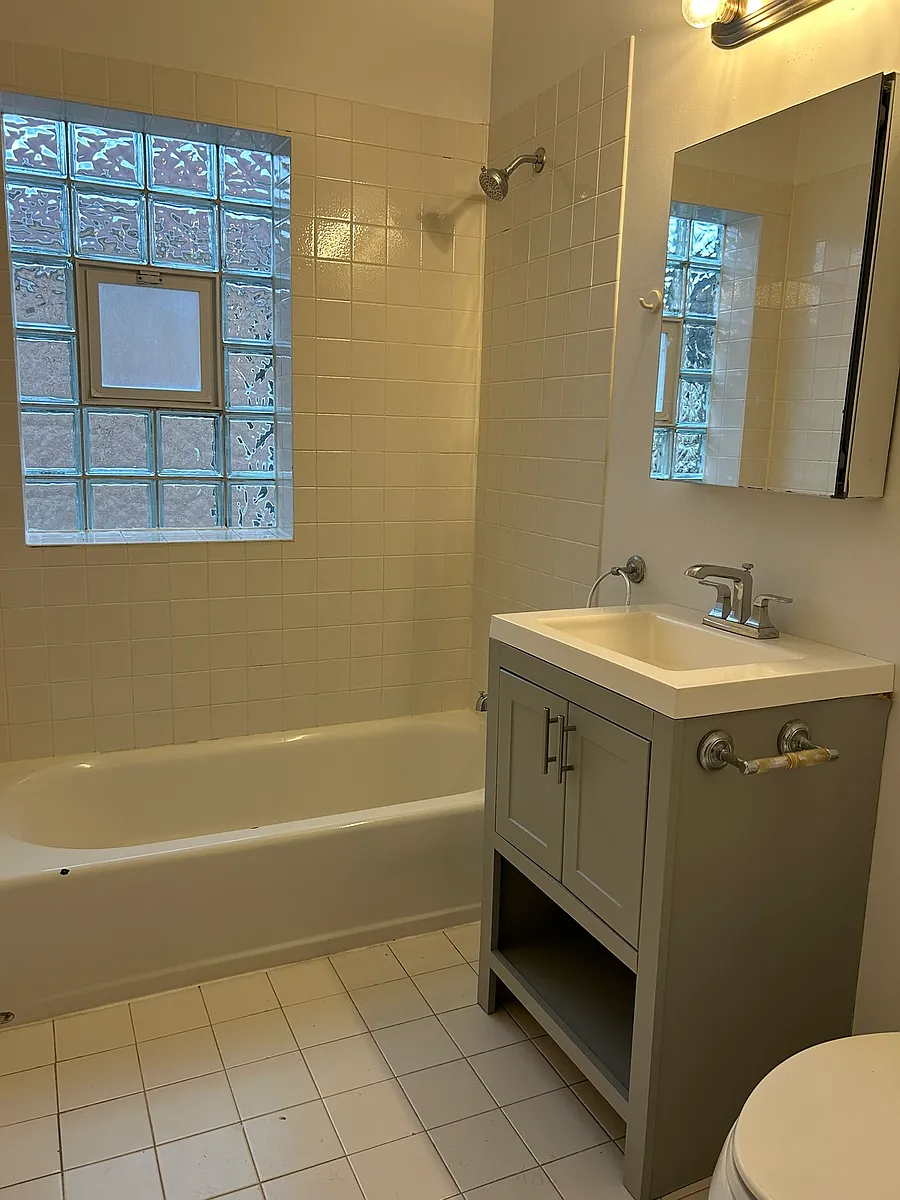 Building Photo - 2737 W Lunt Ave #2W