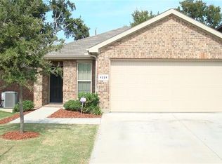 1221 Briarwood Dr, Azle, TX 76020