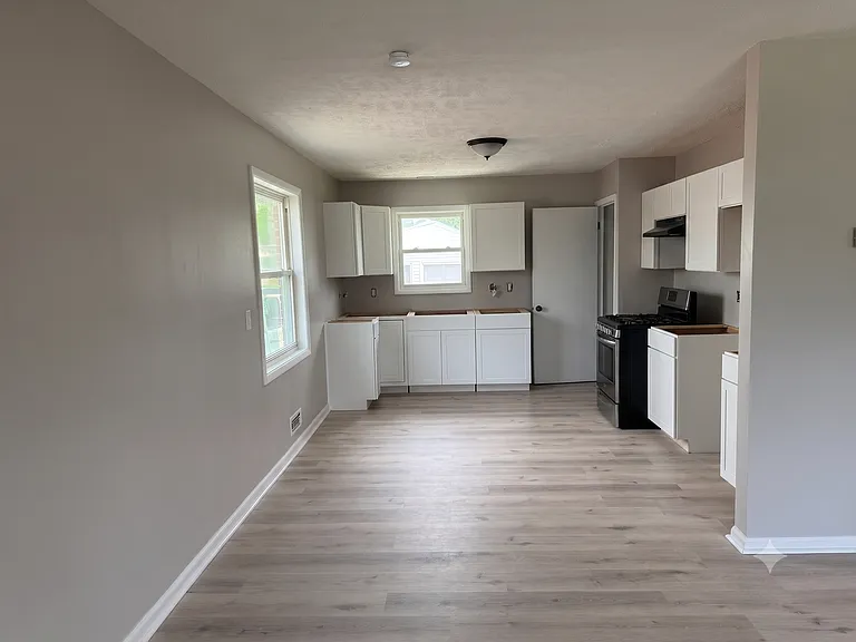 15917 Steinway Blvd — Photo 4