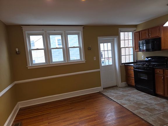 5th image of 1050 Edgemore Rd