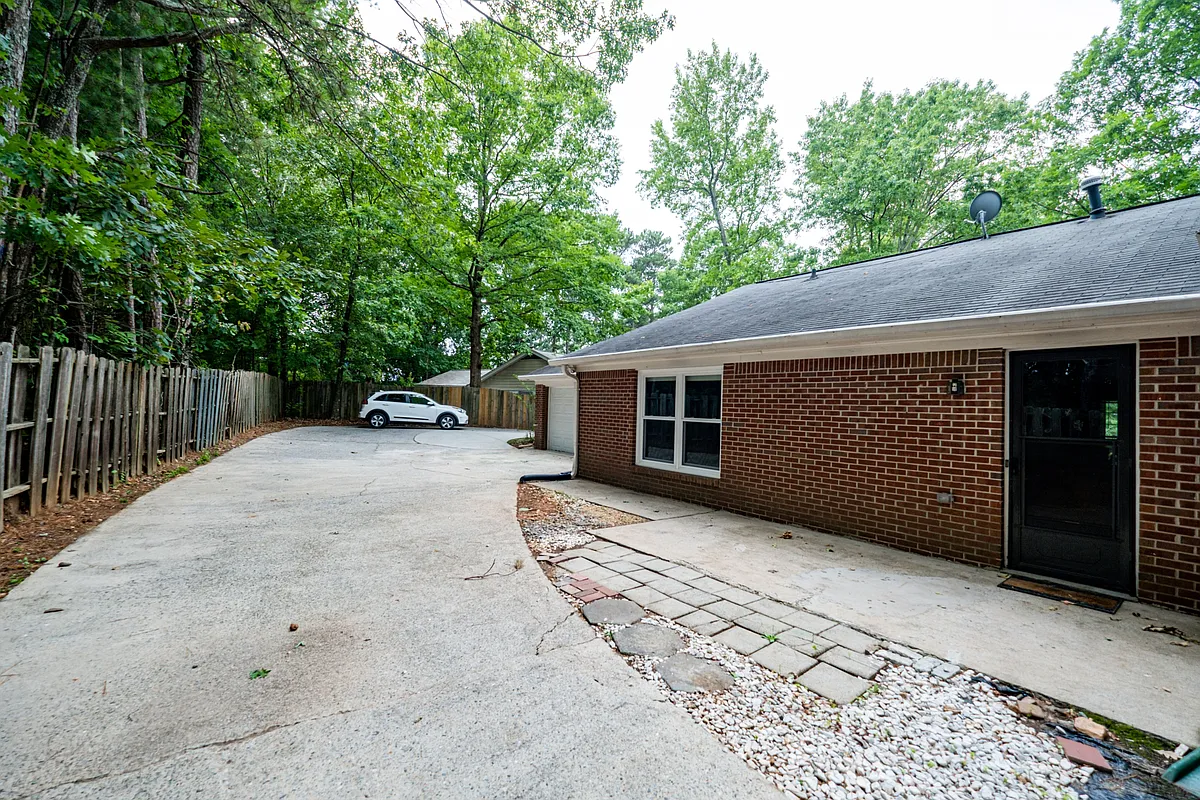 Building Photo - 2496 Leeshire Rd #1