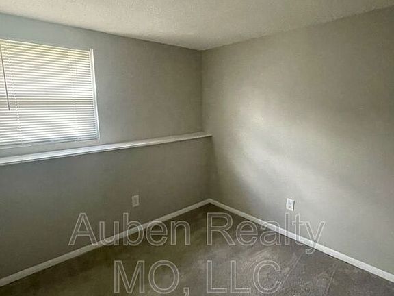 5th image of 409 NE Westwind Dr APT B