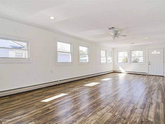 4th image of 472 Saint Thomas Dr