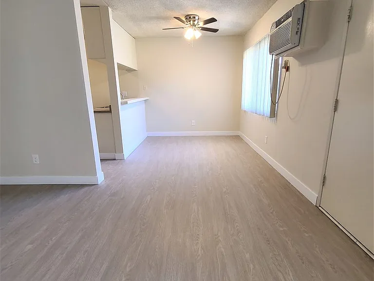 17087 Chatsworth Street — Photo 7