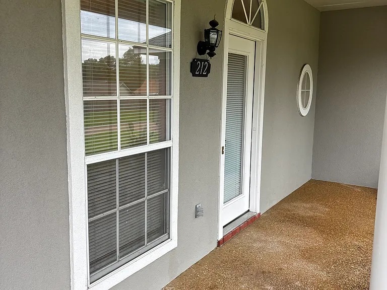 212 Hawthorne Dr — Photo 3