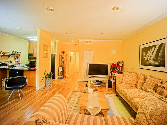 3rd image of 424 S Westmoreland Ave APT 209