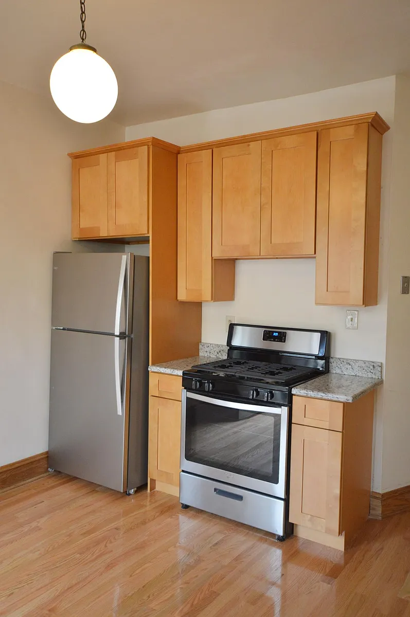 Building Photo - 852 W Waveland Ave #3