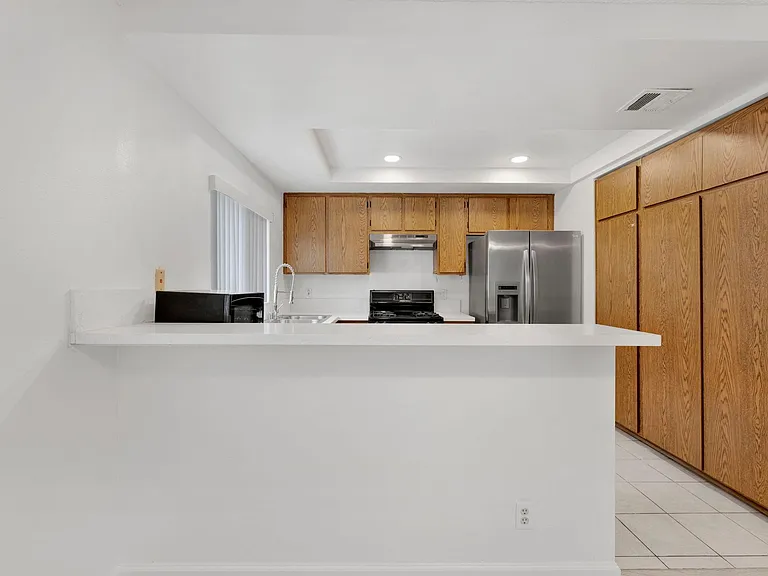 1561 W Jefferson Blvd — Photo 11