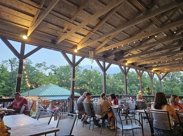 OUTDOOR DINING. MET AND GREET FRIENDS.