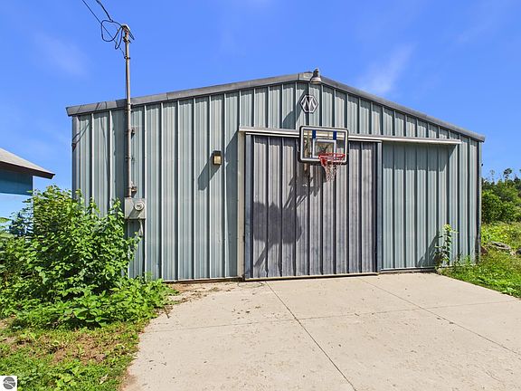 4th image of 4200 N Putnam Rd