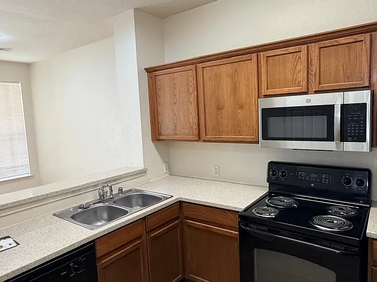 2205 Stoneleigh Pl — Photo 17