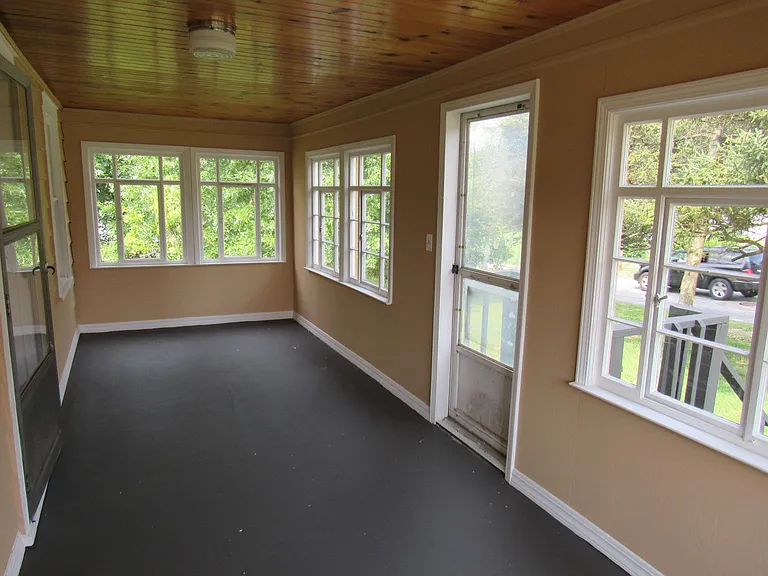180 Columbine Ave — Photo 6