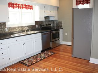 216 E 1st St, Pella, IA 50219