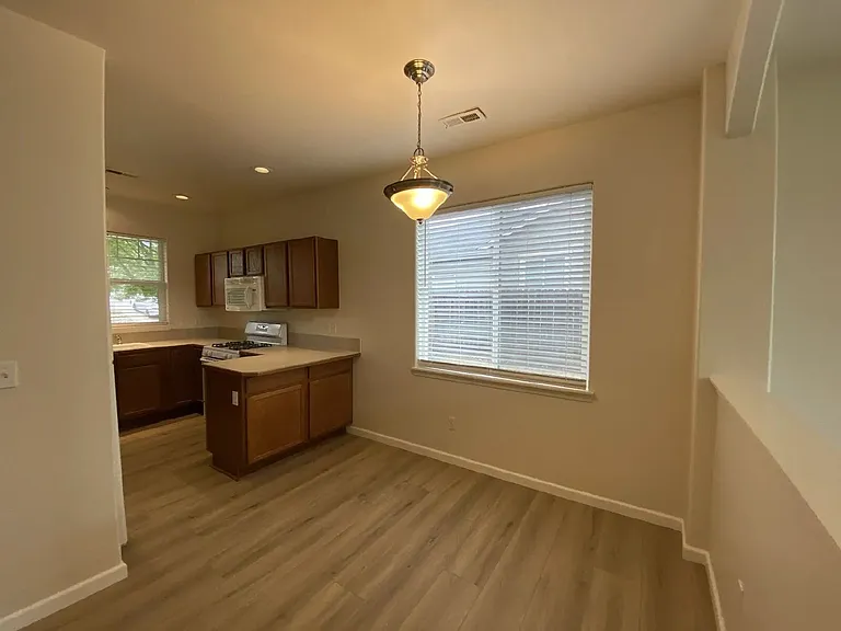 660 Callahan Dr — Photo 10
