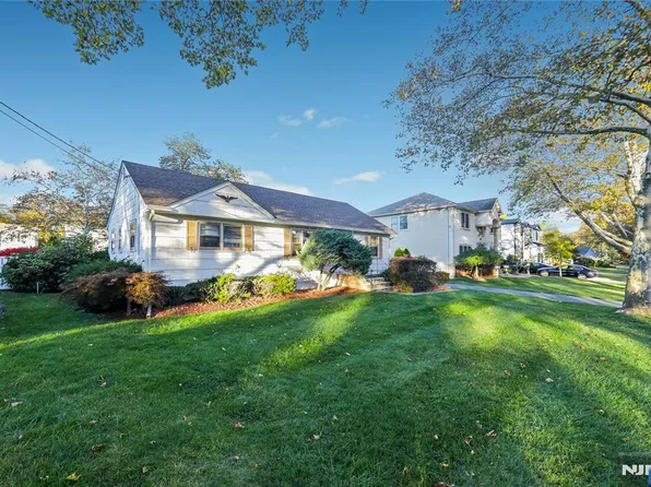 83 Birchwood Rd, Paramus, NJ 07652