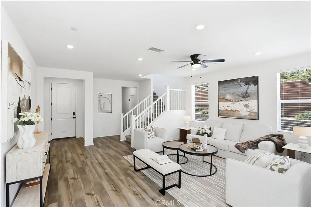 3 bed, 2.5 bath, 2012 sqft, $3,995 — Photo 3