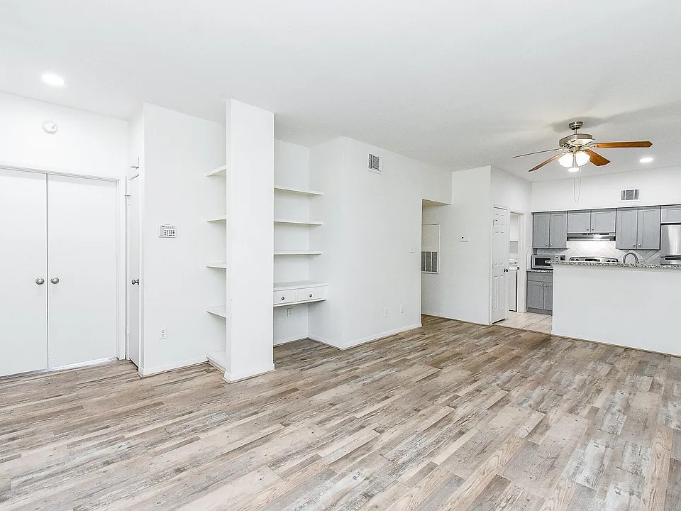 2626 Holly Hall St #307