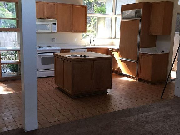 5th image of 899 Brockton St