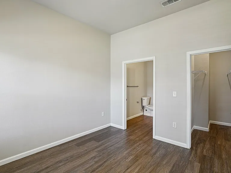 Horseshoe Apartments — Photo 38