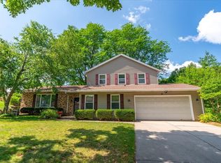 10 Round Hill Cir, Madison, WI 53717