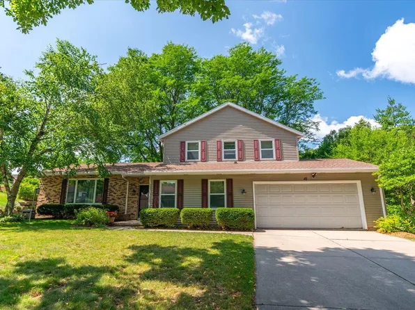 10 Round Hill Circle, Madison, WI 53717
