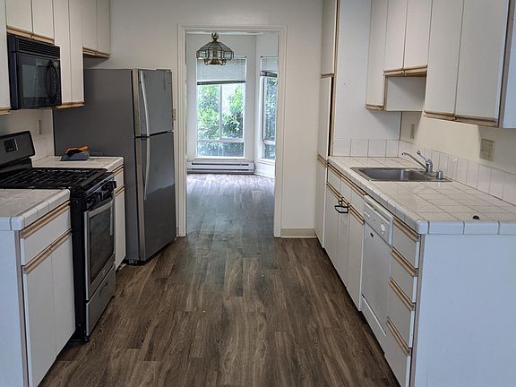 4th image of 1889 Oak St #3