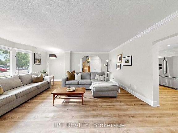 4th image of 70 Roberts Cres