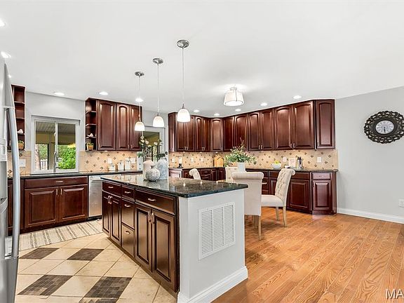 5th image of 723 Westglen Village Dr