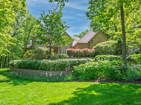 3587 Woodridge Dr, Howell, MI 48843